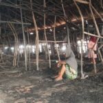 Kebakaran hebat melanda Pasar Kanjengan Johar Semarang, meluluhlantakkan puluhan kios dan menghancurkan harapan pedagang kecil.