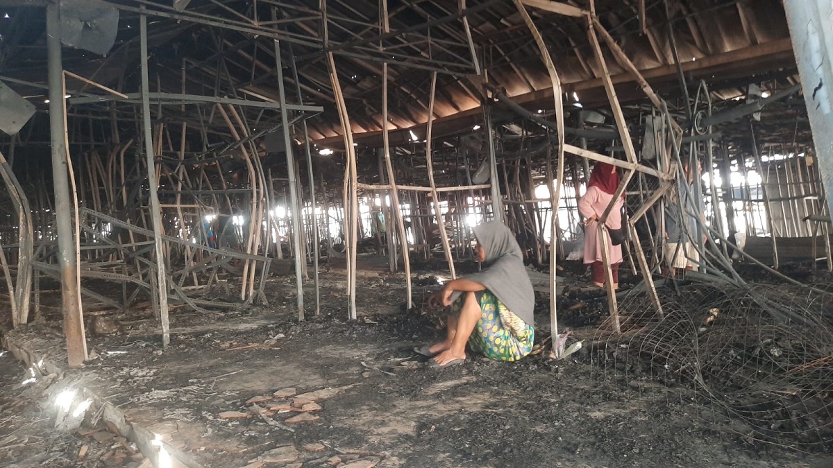 Kebakaran hebat melanda Pasar Kanjengan Johar Semarang, meluluhlantakkan puluhan kios dan menghancurkan harapan pedagang kecil.