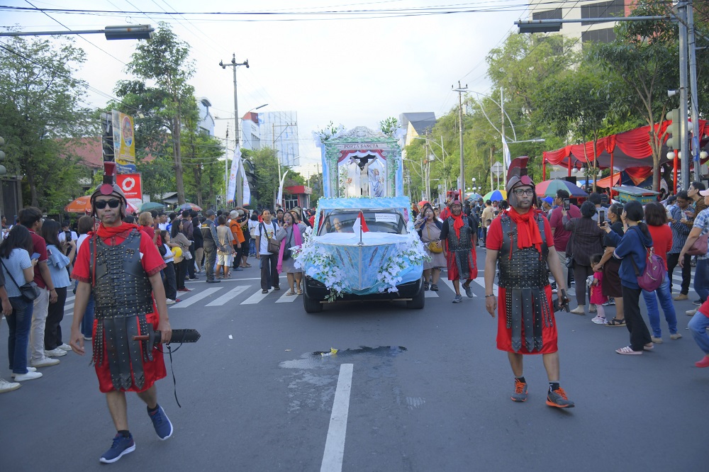 Karnaval Paskah Semarang 2026 digelar Jumat siang dari Gereja Blenduk menuju Balai Kota. Jalan Pemuda ditutup sementara, rekayasa lalu lintas disiapkan, dan ribuan peserta lintas agama turut meramaikan kirab.
