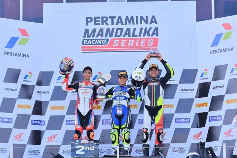 Pembalap ART, Ahmad Azel Savero (kiri) turun dikelas baru yaitu Junior NS250cc dan berhasil menyumbang kemenangan pada seri perdana MRS kali ini di podium ke 3 pada race 1 dan podium 2 saat race 2 di hari minggu.