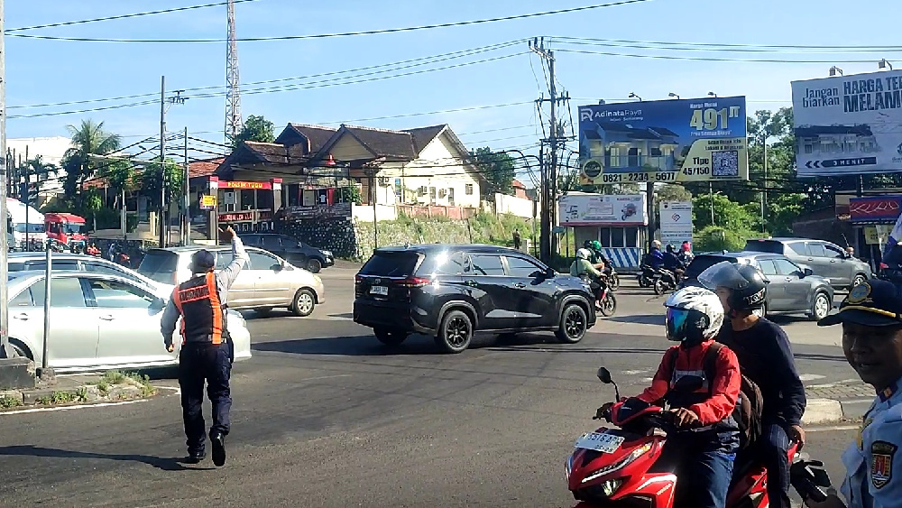Pemerintah Kota Semarang memberlakukan pembatasan ketat truk bertonase besar di turunan Silayur, Ngaliyan.