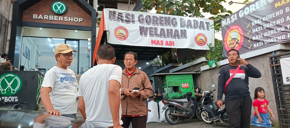 Belasan petugas Damkar Kota Semarang diterjunkan ke lokasi dugaan kebakaran di Semarang Barat, namun fakta di lapangan nihil api.