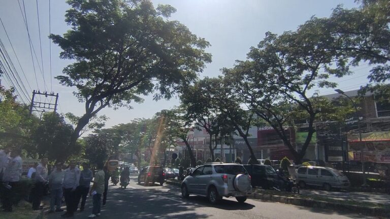 Pemerintah Kota Semarang mengambil langkah cepat menekan risiko kecelakaan di Jalan Prof. Hamka Ngaliyan dengan memasang portal pembatas truk dan mengkaji pelebaran jalan.