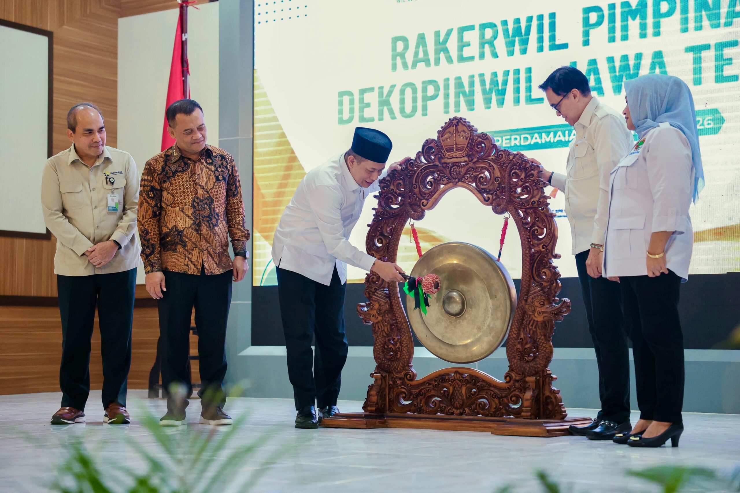 Jawa Tengah menjadi provinsi tercepat dalam pembentukan koperasi berbadan hukum. Melalui KDKMP, pemerintah dorong UMKM naik kelas, tekan pinjol, dan perkuat ekonomi rakyat berbasis desa.
