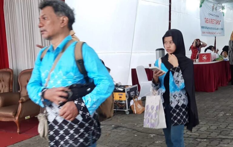 Kisah haru jemaah haji termuda asal Semarang, Sakura Nadifa Larasati (16), yang berangkat ke Tanah Suci menggantikan sang ibu yang wafat.