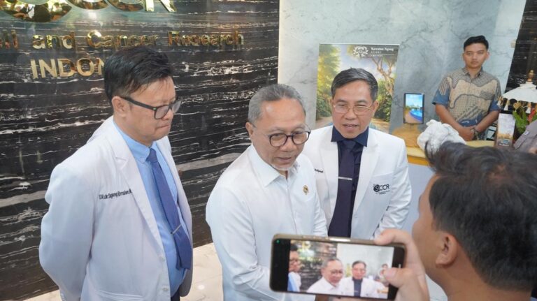 Menteri Koordinator Bidang Pangan, Zulkifli Hasan, meninjau fasilitas Stem Cell and Cancer Research Center (SCCR) di Semarang.