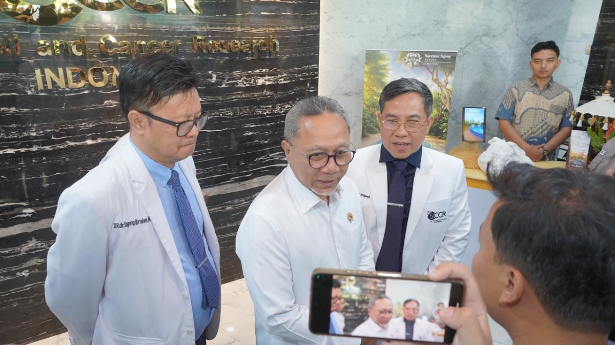 Menteri Koordinator Bidang Pangan, Zulkifli Hasan, meninjau fasilitas Stem Cell and Cancer Research Center (SCCR) di Semarang.