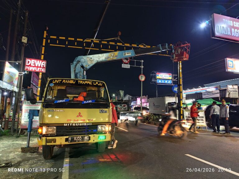 Pemerintah Kota Semarang memasang portal katrol di kawasan turunan Silayur, Ngaliyan, sebagai langkah tegas mengurangi kecelakaan yang melibatkan truk bermuatan berat.