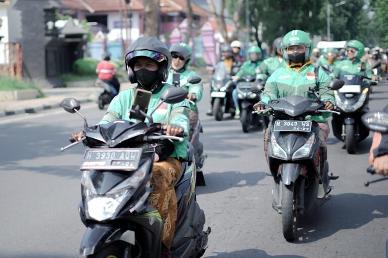 Aktivitas tinggi perempuan di Semarang disebut memicu penurunan fokus saat berkendara sepeda motor. Pengendalian stres, emosi, dan kelelahan menjadi kunci utama keselamatan di jalan.