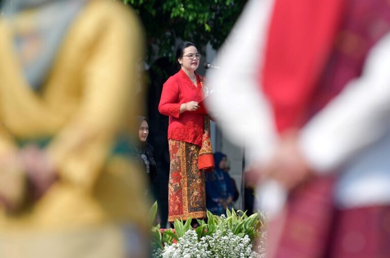 Warga terdampak tanah gerak di Tembalang, Semarang masih bertahan meski zona dinyatakan berbahaya. Pemerintah siapkan hunian sementara, namun faktor ekonomi jadi kendala utama relokasi.