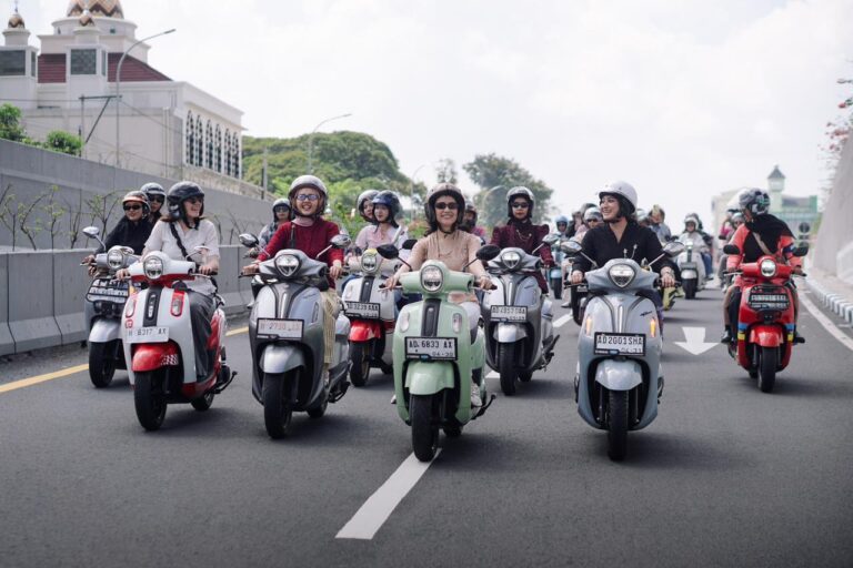 Kartini Ride Surakarta menyatukan perempuan lintas generasi dalam touring unik berkebaya di Solo.