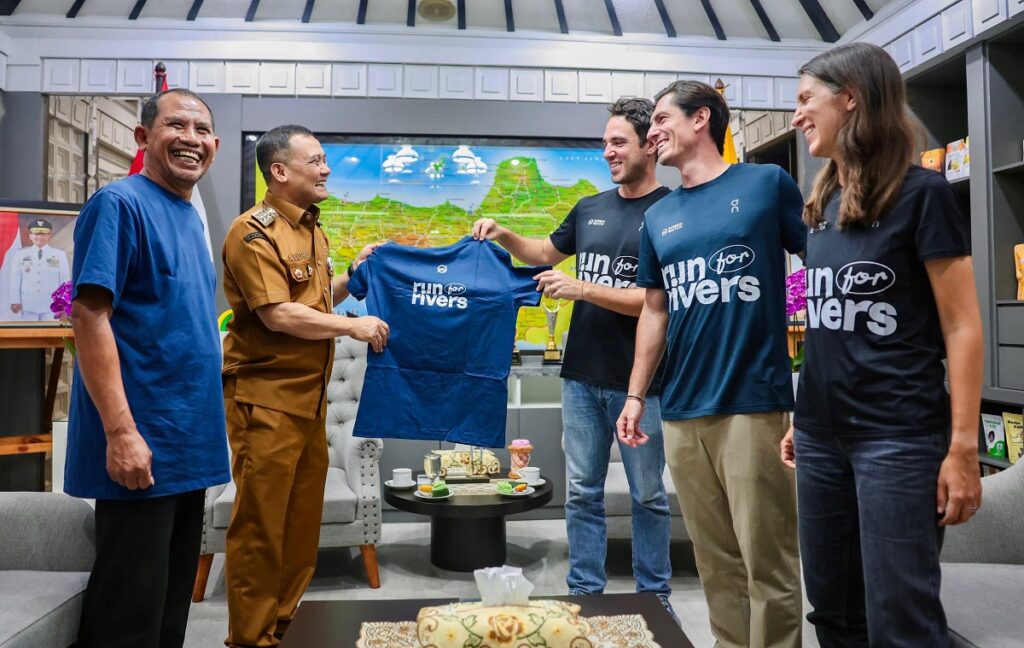 Tiga aktivis lingkungan asal Prancis menggandeng Gubernur Jawa Tengah Ahmad Luthfi dalam gerakan “Run for Rivers” untuk memerangi sampah sungai.