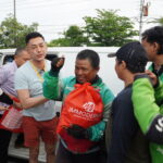 Immoderma Care Movement membagikan 100 paket sembako kepada pengemudi ojek online di kawasan Stasiun Poncol, Selasa (19/5/2026). (Dok.Folkstime)