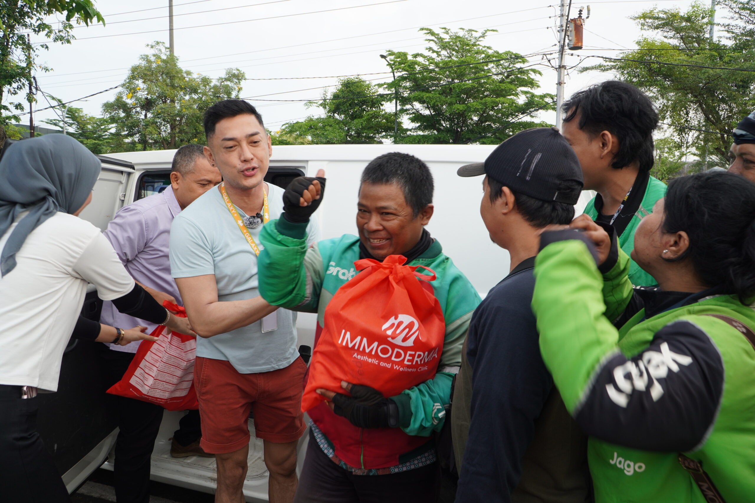 Immoderma Care Movement membagikan 100 paket sembako kepada pengemudi ojek online di kawasan Stasiun Poncol, Selasa (19/5/2026). (Dok.Folkstime)