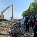 Masyarakat dan komunitas lingkungan menggelar aksi bersih sampah di kawasan pesisir Tambak Lorok, Kecamatan Semarang Utara, Jumat (8/5/2026). (Dok. Folkstime)