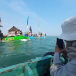 Salah satu mahasiswa Undip tengah observasi budaya sedekah laut di Tambaklorok, Tanjung Emas, Semarang, Minggu (10/5).