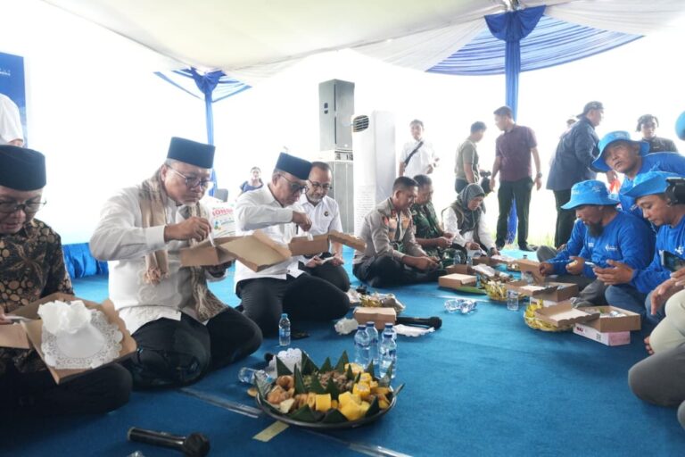 Zulkifli Hasan menghadiri rembuk tani dan makan bersama ratusan petani di Desa Karangbendo, Banyuwangi, Kamis (14/5/2026). (Dok.Folkstime)