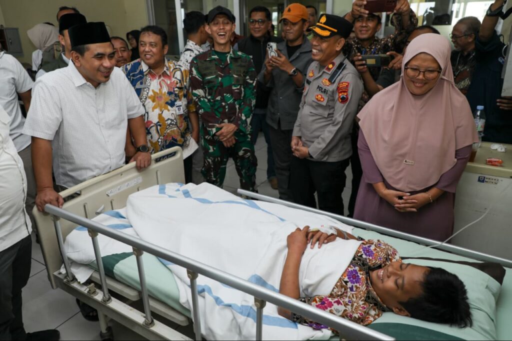 Wakil Gubernur Jawa Tengah Taj Yasin Maimoen menjenguk para korban robohnya atap ruang kelas di MTs Muhammadiyah 4 Bulu yang tengah menjalani perawatan di RSUD dr Soehadi Prijonegoro, Kamis (14/5/2026). (Dok.Folkstime)