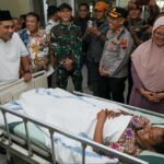 Wakil Gubernur Jawa Tengah Taj Yasin Maimoen menjenguk para korban robohnya atap ruang kelas di MTs Muhammadiyah 4 Bulu yang tengah menjalani perawatan di RSUD dr Soehadi Prijonegoro, Kamis (14/5/2026). (Dok.Folkstime)