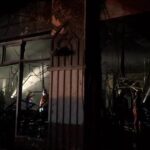 Kebakaran Sport Center Metro Peterongan Semarang diduga dipicu korsleting saat perbaikan videotron, Senin (4/5/2026) malam. Tiga orang terdampak, satu teknisi mengalami luka bakar
