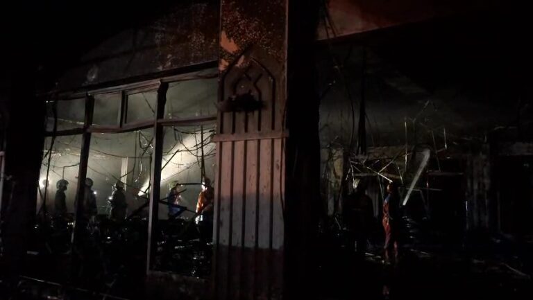 Kebakaran Sport Center Metro Peterongan Semarang diduga dipicu korsleting saat perbaikan videotron, Senin (4/5/2026) malam. Tiga orang terdampak, satu teknisi mengalami luka bakar