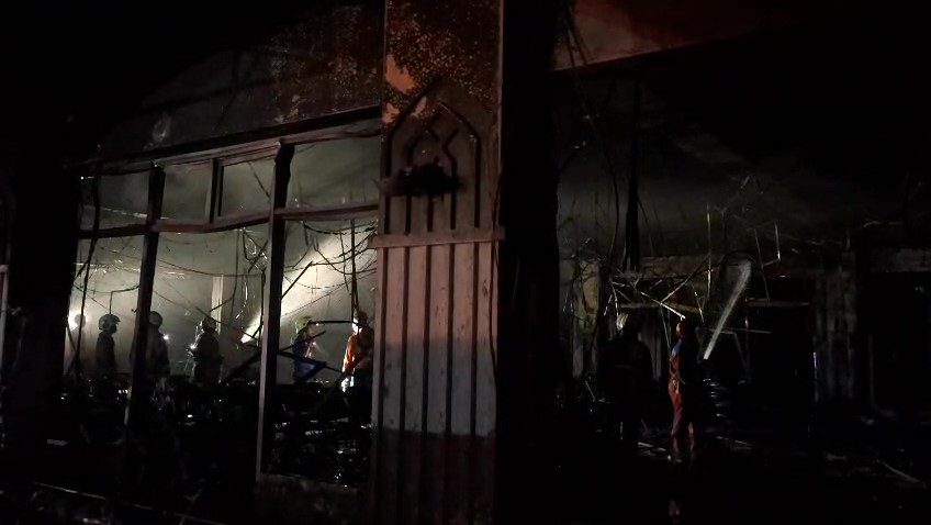 Kebakaran Sport Center Metro Peterongan Semarang diduga dipicu korsleting saat perbaikan videotron, Senin (4/5/2026) malam. Tiga orang terdampak, satu teknisi mengalami luka bakar