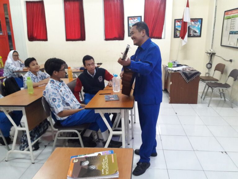 Guru seni musik SMP Nasima Semarang, Sri Husodo, meraih Juara I Lomba Cipta Lagu atau Mars MTQ Tingkat Nasional yang digelar Kementerian Agama RI.