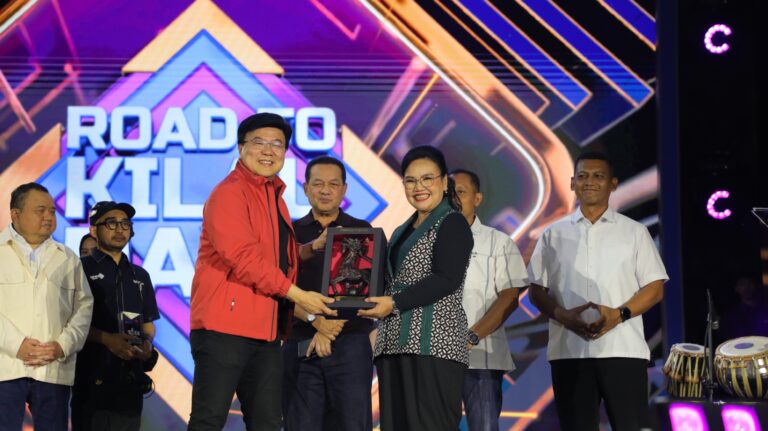 Panggung hiburan rakyat Road to Kilau Raya MNC Group di Lapangan Pancasila Simpanglima Semarang disambut ribuan warga.
