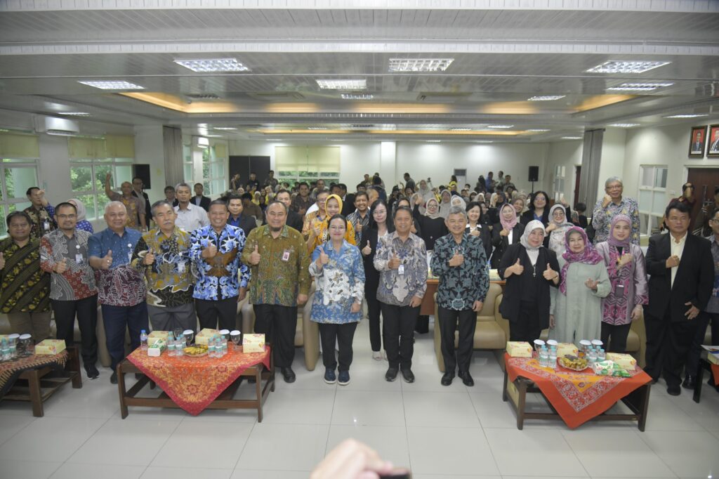 Wali Kota Semarang Agustina Wilujeng menghadiri pelantikan ISEI Semarang 2026–2029 dan mendorong sinergi lewat program Waras Ekonomi untuk memperkuat UMKM