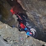 Jembatan di Jalan Honggowongso, Purwoyoso, Ngaliyan, Kota Semarang ambles pada Jumat dini hari. Seorang pengendara motor dilaporkan terjepit saat melintas