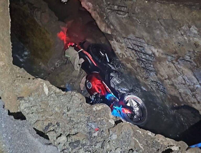 Jembatan di Jalan Honggowongso, Purwoyoso, Ngaliyan, Kota Semarang ambles pada Jumat dini hari. Seorang pengendara motor dilaporkan terjepit saat melintas