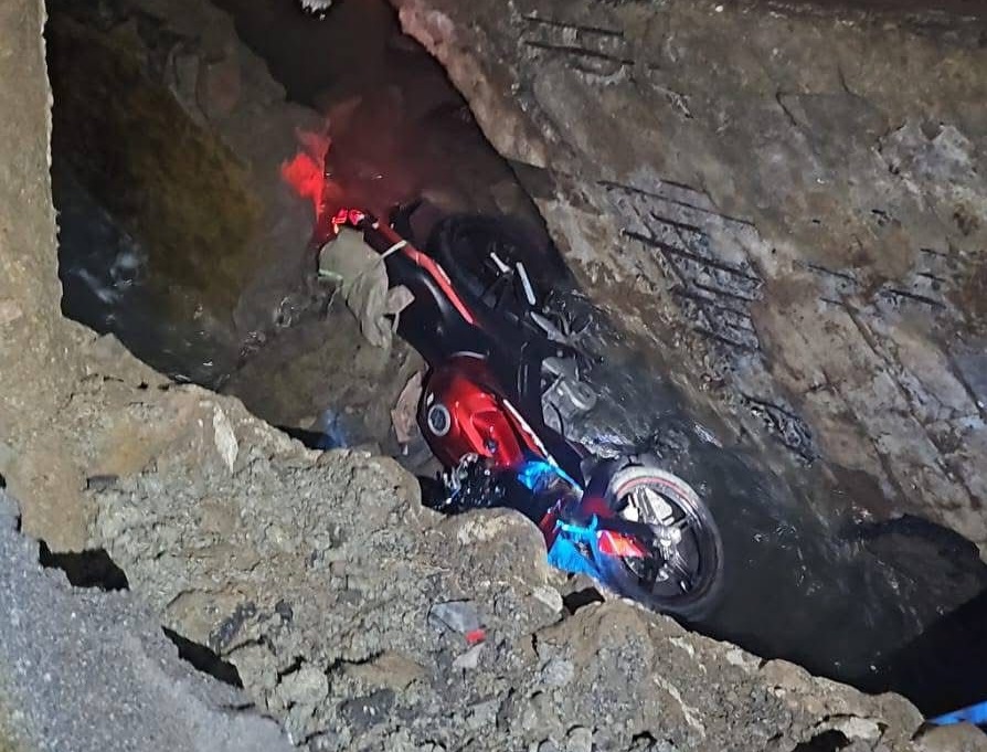 Jembatan di Jalan Honggowongso, Purwoyoso, Ngaliyan, Kota Semarang ambles pada Jumat dini hari. Seorang pengendara motor dilaporkan terjepit saat melintas