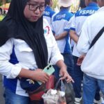 Peringatan Hari Buruh di Semarang berlangsung berbeda. Selain menyampaikan aspirasi secara damai, para buruh juga menunjukkan kepedulian lingkungan dengan memunguti sampah.