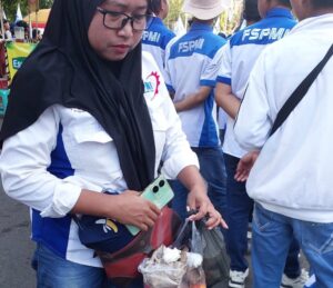 Peringatan Hari Buruh di Semarang berlangsung berbeda. Selain menyampaikan aspirasi secara damai, para buruh juga menunjukkan kepedulian lingkungan dengan memunguti sampah.