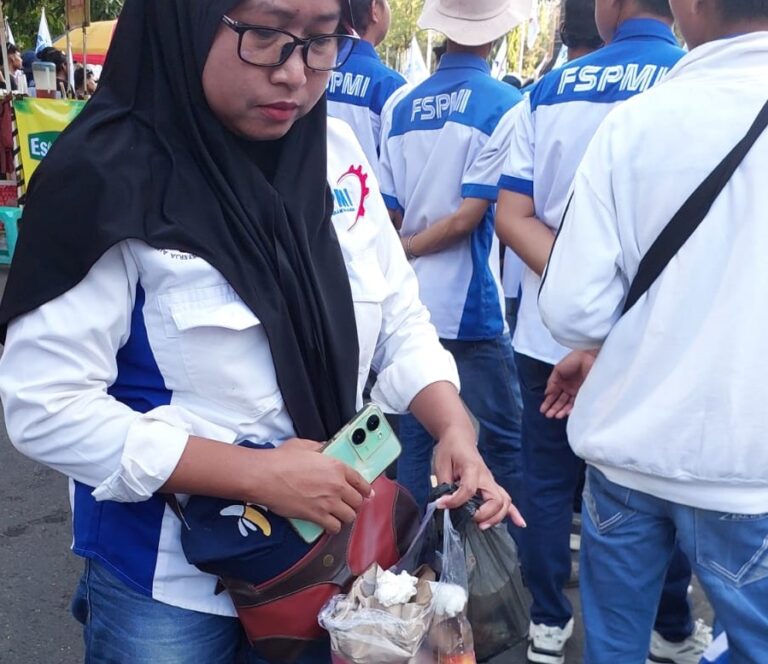Peringatan Hari Buruh di Semarang berlangsung berbeda. Selain menyampaikan aspirasi secara damai, para buruh juga menunjukkan kepedulian lingkungan dengan memunguti sampah.