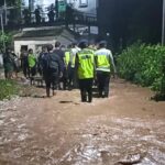 Banjir kembali merendam Kelurahan Wonosari dan Mangkang Kulon di Kota Semarang, Jumat malam. Tanggul Sungai Plumbon yang jebol menyebabkan ratusan rumah terendam