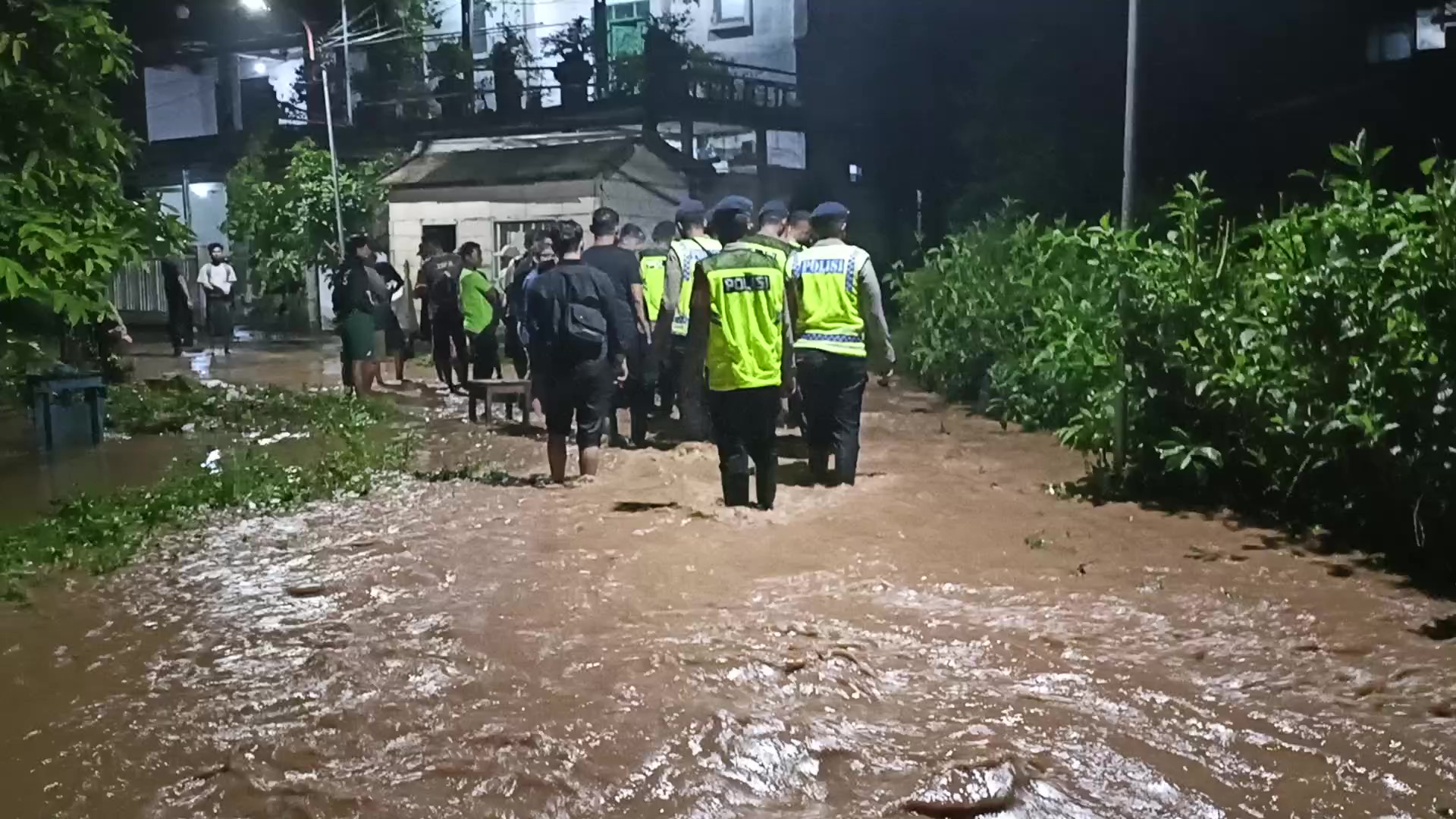 Banjir kembali merendam Kelurahan Wonosari dan Mangkang Kulon di Kota Semarang, Jumat malam. Tanggul Sungai Plumbon yang jebol menyebabkan ratusan rumah terendam