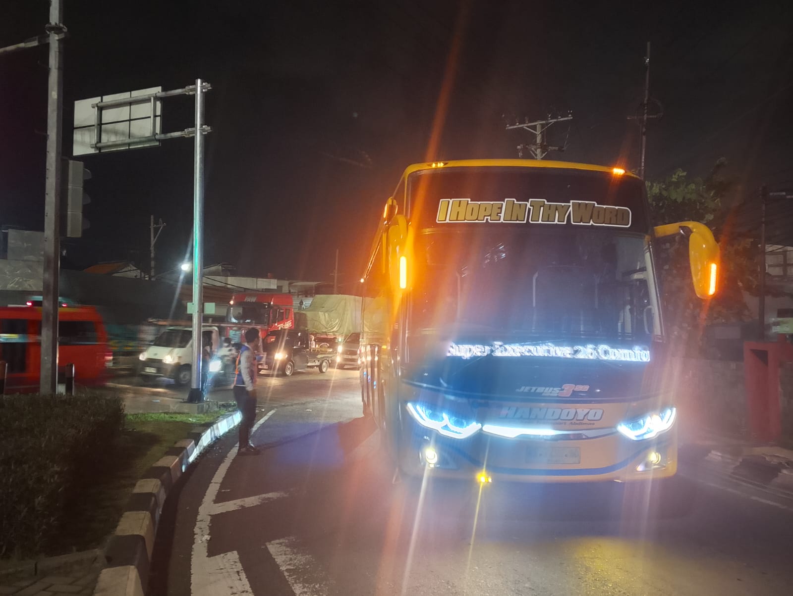 Dinas Perhubungan Kota Semarang memperketat pengawasan terhadap bus AKAP yang masih nekat melintas dan putar balik di Jalan Prof. Hamka, Simpang Jerakah.