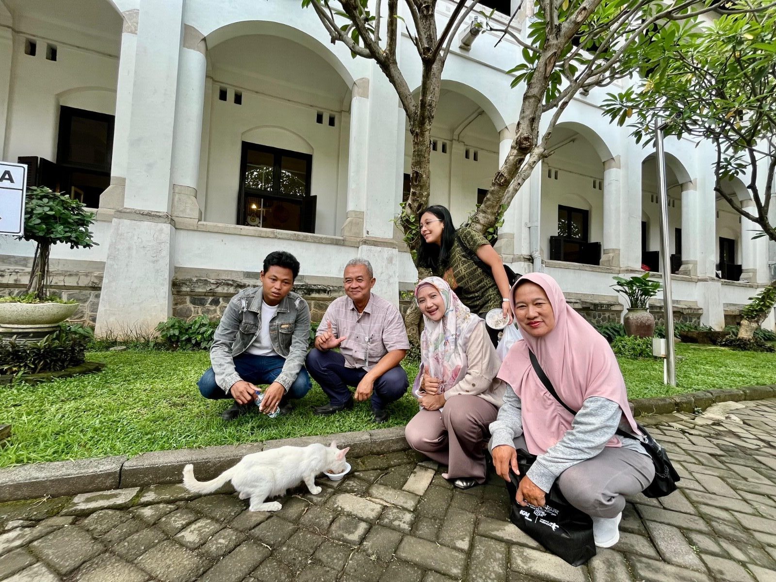 Management Lawang Sewu bersama KAI Wisata menegaskan tidak ada pembuangan kucing dari kawasan heritage tersebut.