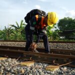 Sebanyak 118 Petugas Pemeriksa Jalur (PPJ) PT KAI Daop 4 Semarang setiap hari menyusuri rel kereta api sejauh tujuh kilometer demi menjaga keselamatan perjalanan kereta.