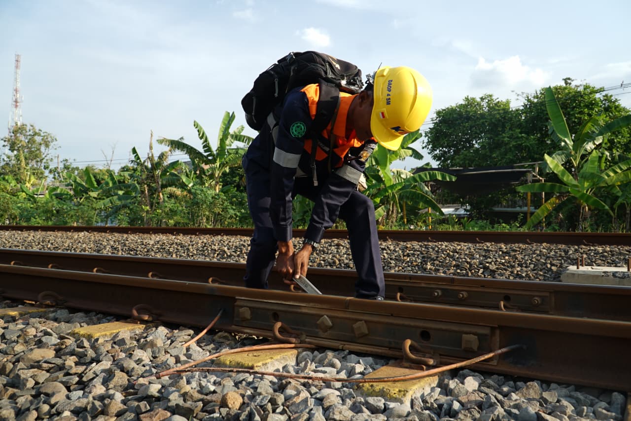Sebanyak 118 Petugas Pemeriksa Jalur (PPJ) PT KAI Daop 4 Semarang setiap hari menyusuri rel kereta api sejauh tujuh kilometer demi menjaga keselamatan perjalanan kereta.