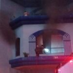 Kebakaran melanda Gedung Sport Center Metro, Peterongan, Semarang, Senin malam. Tujuh armada Damkar dikerahkan, dua orang sempat terjebak di lantai dua