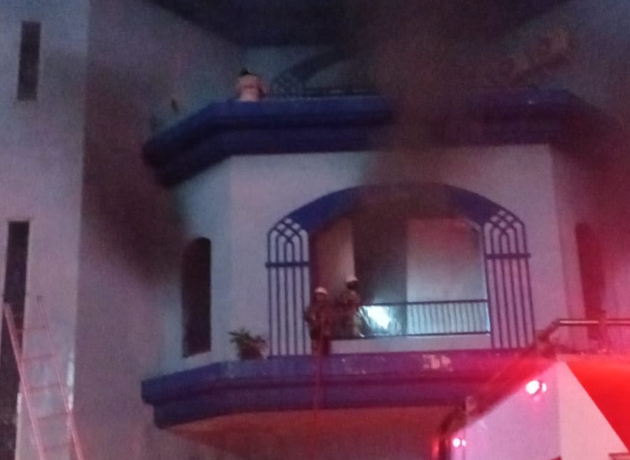Kebakaran melanda Gedung Sport Center Metro, Peterongan, Semarang, Senin malam. Tujuh armada Damkar dikerahkan, dua orang sempat terjebak di lantai dua