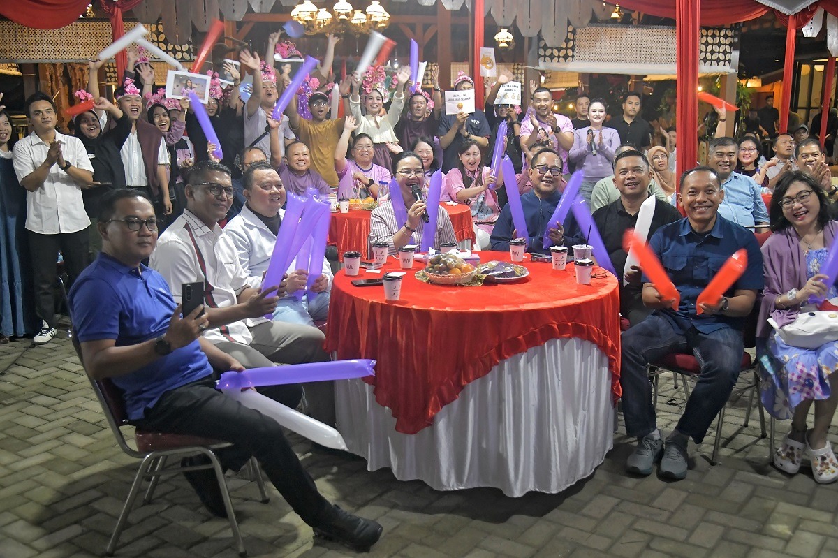 Celyna Grace, penyanyi muda asal Semarang, resmi menjadi Juara Indonesian Idol Season XIV. Kemenangan itu dirayakan lewat nobar yang digelar Wali Kota Semarang Agustina Wilujeng