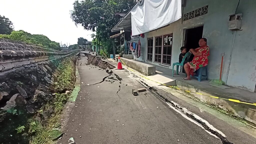 Tanggul Sungai Silandak ambles di Kalibanteng Kulon, Semarang Barat, menyebabkan jalan ambruk hingga 20 meter dan mengancam empat rumah warga.