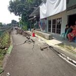Tanggul Sungai Silandak ambles di Kalibanteng Kulon, Semarang Barat, menyebabkan jalan ambruk hingga 20 meter dan mengancam empat rumah warga.