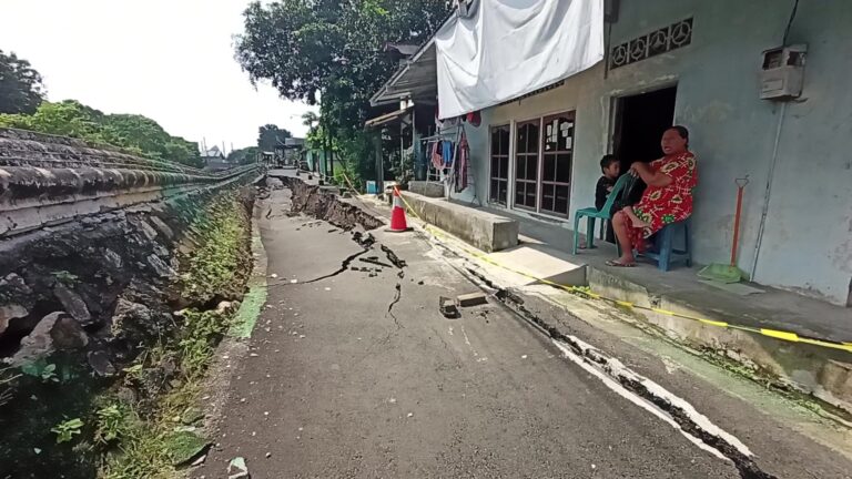 Tanggul Sungai Silandak ambles di Kalibanteng Kulon, Semarang Barat, menyebabkan jalan ambruk hingga 20 meter dan mengancam empat rumah warga.