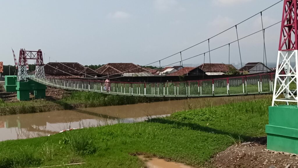 Jembatan gantung di RW 7 Tambaksari, Mangkang Wetan, Semarang rampung dibangun TNI Kodim 0733. Warga kini tak lagi mengandalkan gethek setelah akses sempat terputus akibat banjir bandang.