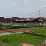 Jembatan gantung di RW 7 Tambaksari, Mangkang Wetan, Semarang rampung dibangun TNI Kodim 0733. Warga kini tak lagi mengandalkan gethek setelah akses sempat terputus akibat banjir bandang.
