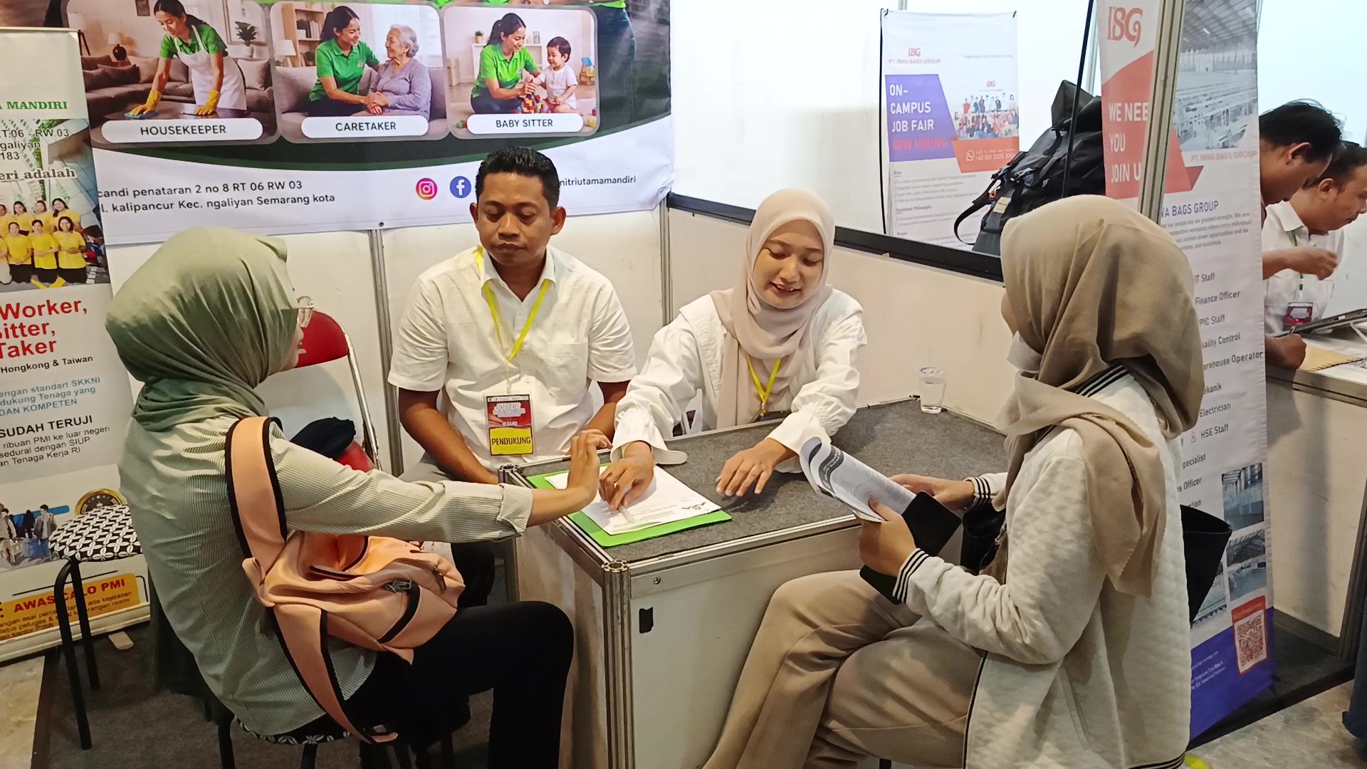 Sebanyak 1.700 lowongan kerja dibuka dalam job fair Kota Semarang yang diserbu pencari kerja.